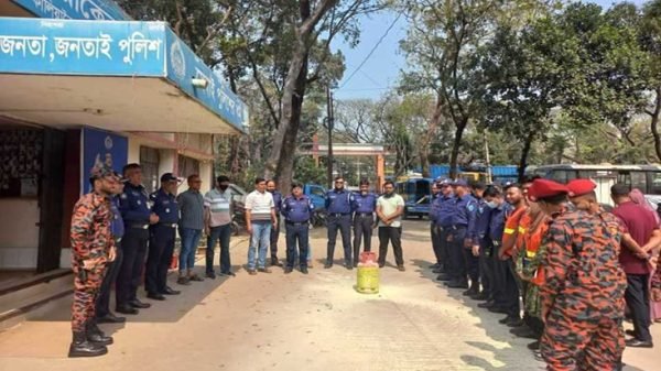 কালিয়াকৈরে থানা কম্পাউন্ডে ফায়ার সার্ভিসের অগ্নি নিরাপত্তা মহড়া