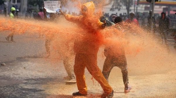 কেনিয়ায় বিক্ষোভ: পার্লামেন্টের ভেতর পুলিশের গুলিতে নিহত ১০