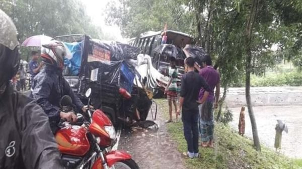 তেঁতুলিয়ায় বাস-থ্রি হুইলার সংঘর্ষে থ্রি হুইলার চালক নিহত