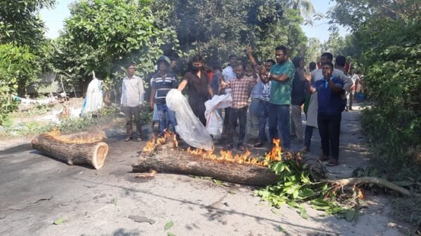 বাঞ্ছারামপুরে ১৪৪ ধারা-আগুন জ্বালিয়ে সড়ক অবরোধ-গাড়ী ভাংচুর