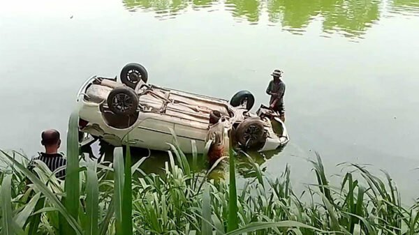 মেহেরপুরে প্রাইভেট কার নিয়ন্ত্রণ হারিয়ে পুকুরে