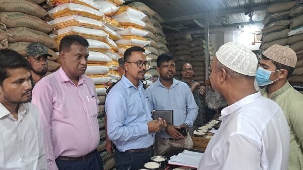 অতিরিক্ত মূল্যে চাউল বিক্রয়ের অভিযোগে ব্রাহ্মণবাড়িয়ায় ২ প্রতিষ্ঠানকে জরিমানা