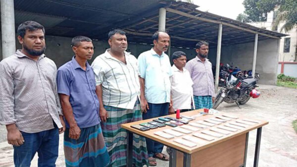 পঞ্চগড়ে সেনাবাহিনীর অভিযানে জাল ডলারসহ ৬জন আটক