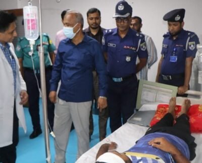 গোপালগঞ্জে আহত পুলিশ সদস্যদের দেখতে হাসপাতালে স্বরাষ্ট্র উপদেষ্টা