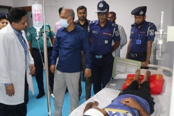 গোপালগঞ্জে আহত পুলিশ সদস্যদের দেখতে হাসপাতালে স্বরাষ্ট্র উপদেষ্টা