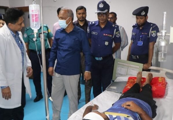 গোপালগঞ্জে আহত পুলিশ সদস্যদের দেখতে হাসপাতালে স্বরাষ্ট্র উপদেষ্টা