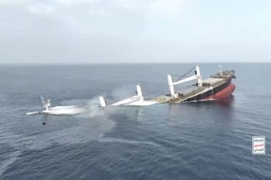 লোহিত সাগরে আবারও বাণিজ্যিক জাহাজে হামলা চালিয়েছে হুথিরা