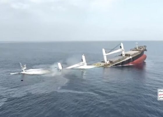 লোহিত সাগরে আবারও বাণিজ্যিক জাহাজে হামলা চালিয়েছে হুথিরা