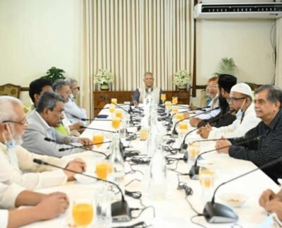 রাজনৈতিক নেতাদের সঙ্গে জরুরি বৈঠকে প্রধান উপদেষ্টা