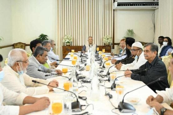 রাজনৈতিক নেতাদের সঙ্গে জরুরি বৈঠকে প্রধান উপদেষ্টা
