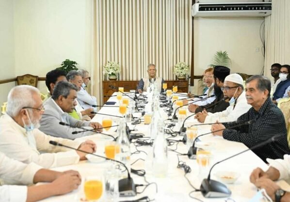 রাজনৈতিক নেতাদের সঙ্গে জরুরি বৈঠকে প্রধান উপদেষ্টা