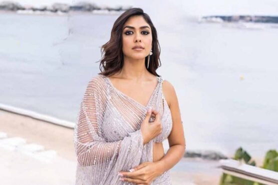 ঢোল বাজানো শিখেছেন ম্রুণাল  