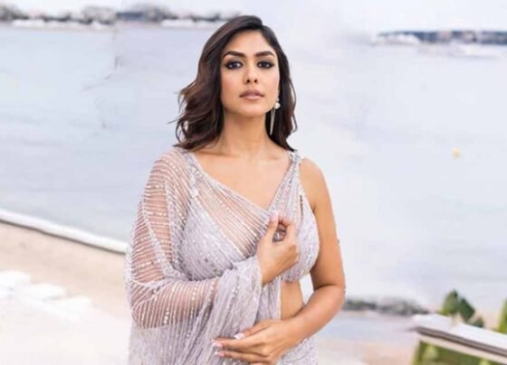 ঢোল বাজানো শিখেছেন ম্রুণাল  