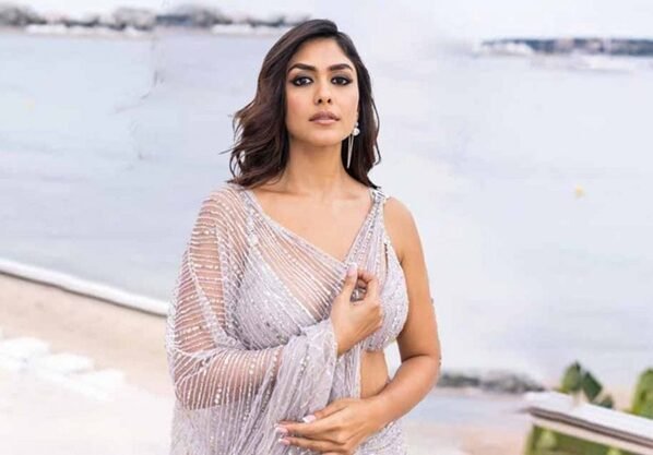 ঢোল বাজানো শিখেছেন ম্রুণাল  