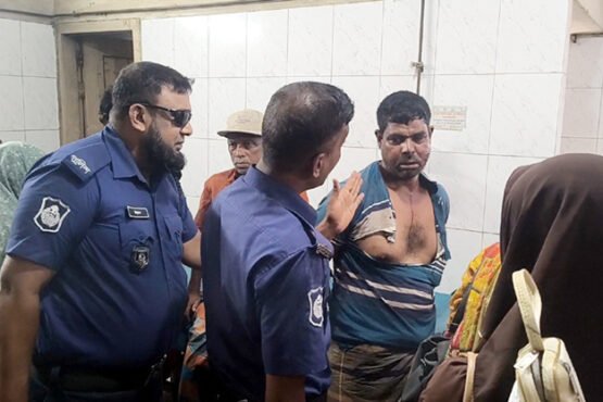 শিশু শিক্ষার্থীকে কুপ্রস্তাব দেওয়ার অভিযোগে ভ্যানচালককে গণধোলাই দিয়ে পুলিশে সোর্পদ