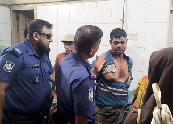 শিশু শিক্ষার্থীকে কুপ্রস্তাব দেওয়ার অভিযোগে ভ্যানচালককে গণধোলাই দিয়ে পুলিশে সোর্পদ