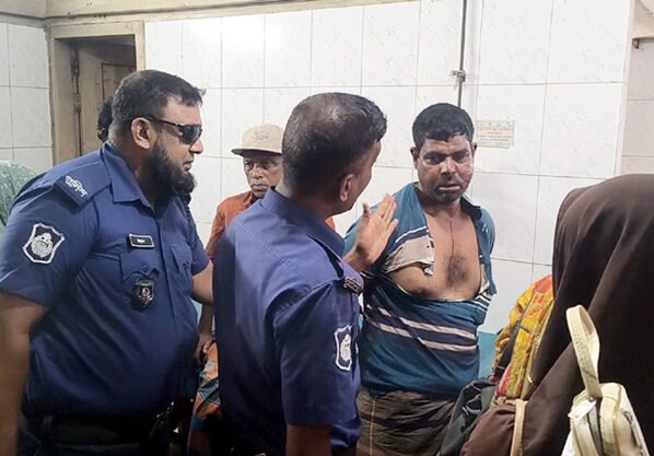 শিশু শিক্ষার্থীকে কুপ্রস্তাব দেওয়ার অভিযোগে ভ্যানচালককে গণধোলাই দিয়ে পুলিশে সোর্পদ