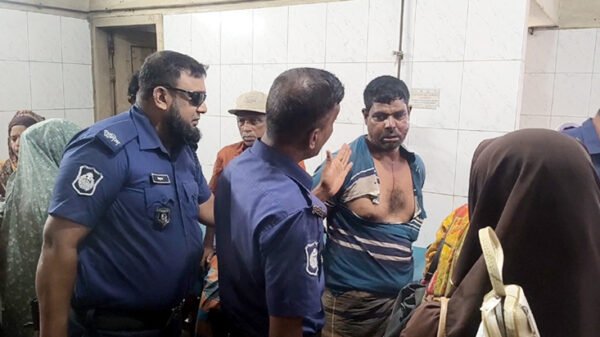 শিশু শিক্ষার্থীকে কুপ্রস্তাব দেওয়ার অভিযোগে ভ্যানচালককে গণধোলাই দিয়ে পুলিশে সোর্পদ
