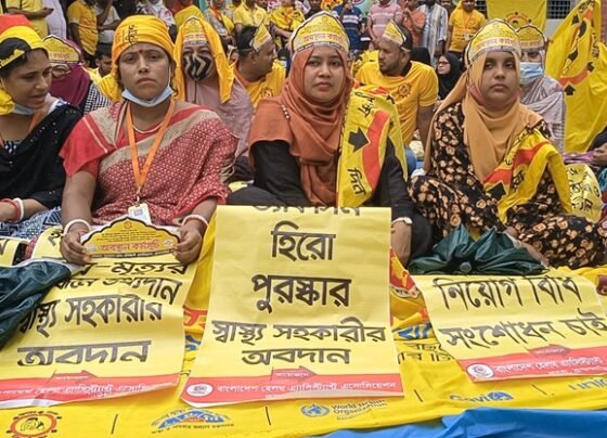 ৬ দফা দাবি আদায়ে ব্রাহ্মণবাড়িয়ায় স্বাস্থ্য সহকারীদের অবস্থান কর্মসূচি