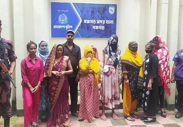 পঞ্চগড় সীমান্তে বিএসএফের পুশইন, বিজিবির হাতে ১৭ জন আটক