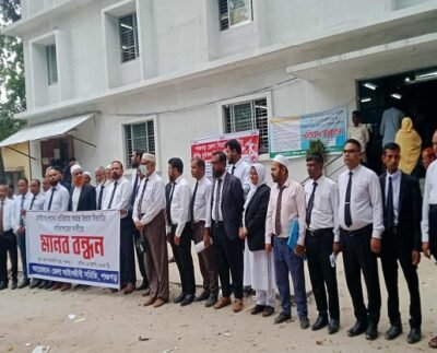 বিচার বিভাগীয় সচিবালয়ের দাবীতে পঞ্চগড়ে আইনজীবীদের মানববন্ধন