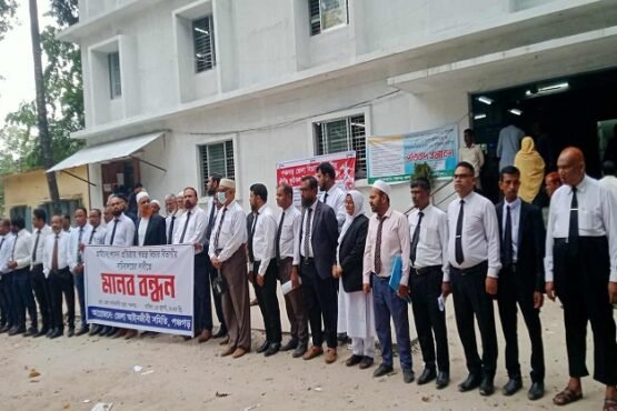 বিচার বিভাগীয় সচিবালয়ের দাবীতে পঞ্চগড়ে আইনজীবীদের মানববন্ধন