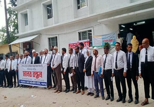 বিচার বিভাগীয় সচিবালয়ের দাবীতে পঞ্চগড়ে আইনজীবীদের মানববন্ধন