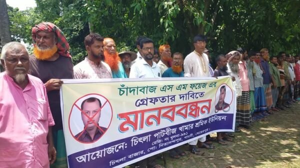 কথিত সাংবাদিক ফয়েজকে গ্রেপ্তারের দাবিতে গাংনীতে শ্রমিকদের মানববন্ধন