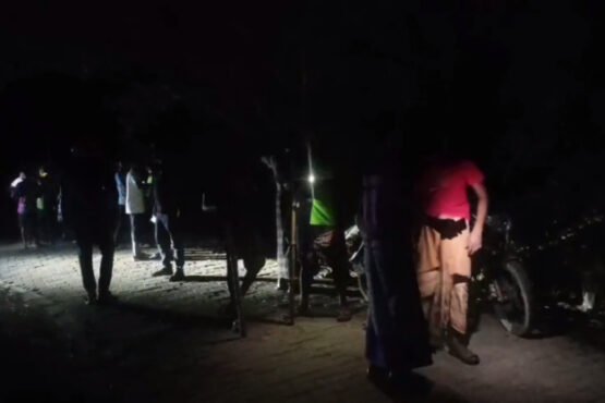 গাংনীর পোড়াপাড়া-যুগিন্দা সড়কে ককটেল ফাটিয়ে ডাকাতি