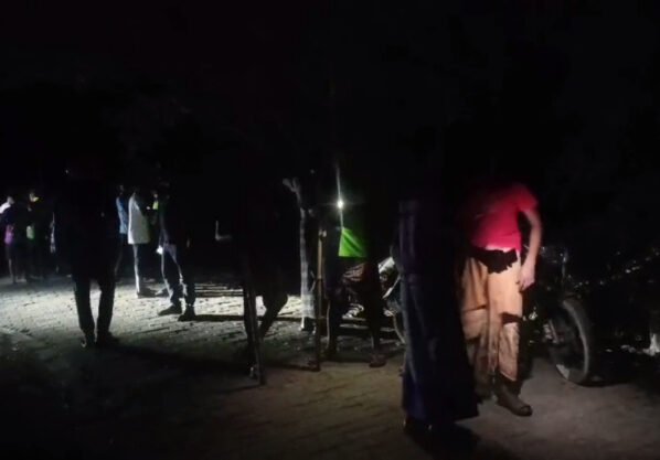 গাংনীর পোড়াপাড়া-যুগিন্দা সড়কে ককটেল ফাটিয়ে ডাকাতি