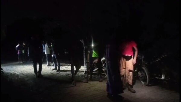 গাংনীর পোড়াপাড়া-যুগিন্দা সড়কে ককটেল ফাটিয়ে ডাকাতি