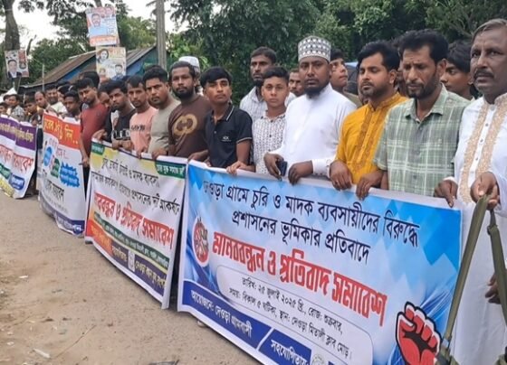 চুরি-মাদকের বিরুদ্ধে ব্রাহ্মণবাড়িয়া সরাইলে গ্রামবাসীর মানববন্ধন