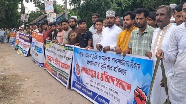 চুরি-মাদকের বিরুদ্ধে ব্রাহ্মণবাড়িয়া সরাইলে গ্রামবাসীর মানববন্ধন
