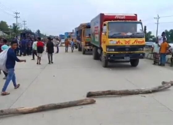 সিএনজি ধর্মঘটে অচল ব্রাহ্মণবাড়িয়া-সড়ক অবরোধে জনভোগান্তি চরমে