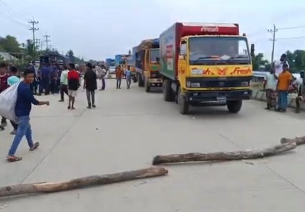 সিএনজি ধর্মঘটে অচল ব্রাহ্মণবাড়িয়া-সড়ক অবরোধে জনভোগান্তি চরমে
