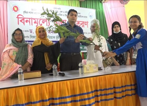 ব্রাহ্মণবাড়িয়ায় শিক্ষার্থীদের মাঝে বিভিন্ন জাতের ফল ও ঐষধি গাছের চারা বিতরণ