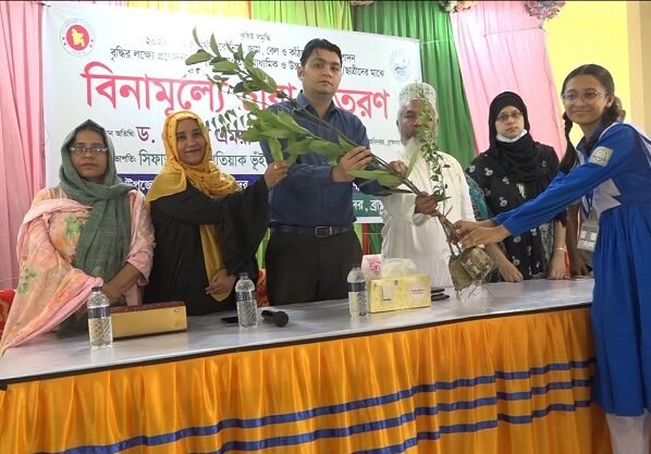 ব্রাহ্মণবাড়িয়ায় শিক্ষার্থীদের মাঝে বিভিন্ন জাতের ফল ও ঐষধি গাছের চারা বিতরণ
