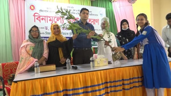 ব্রাহ্মণবাড়িয়ায় শিক্ষার্থীদের মাঝে বিভিন্ন জাতের ফল ও ঐষধি গাছের চারা বিতরণ