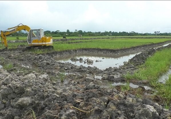ব্রাহ্মণবাড়িয়ায় ড্রেজার দিয়ে ফসলি জমি থেকে অবৈধভাবে মাটি কাটার অভিযোগ