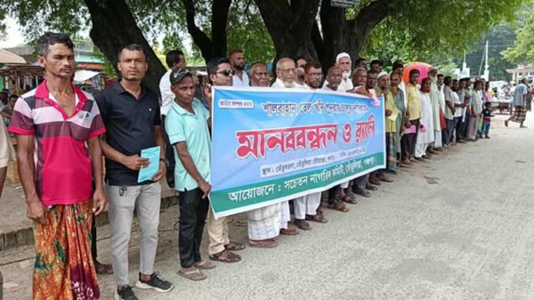 পঞ্চগড়ে শালবাহান তেলের খনি পুনরায় চালুর দাবিতে মানববন্ধন
