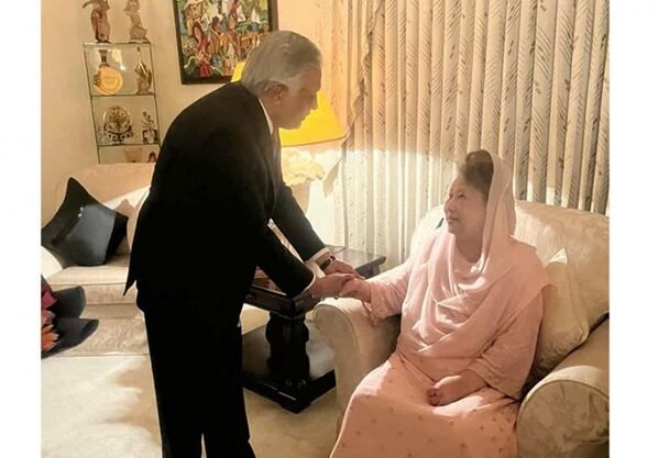 খালেদা জিয়ার বাসায় পাকিস্তানের উপপ্রধানমন্ত্রী