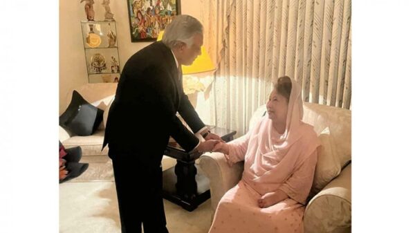 খালেদা জিয়ার বাসায় পাকিস্তানের উপপ্রধানমন্ত্রী