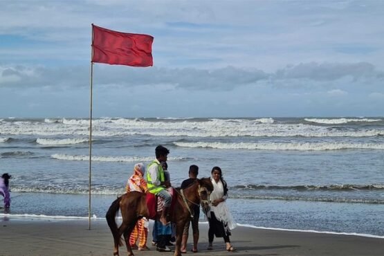 উপকূলে ৩ নম্বর সতর্ক সংকেত, যেসব জেলায় হতে পারে ভারি বৃষ্টি