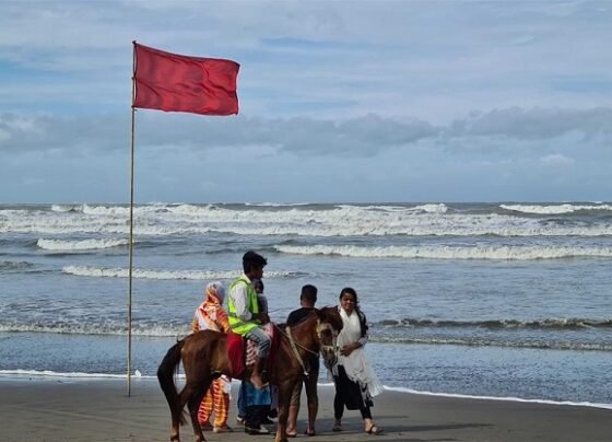 উপকূলে ৩ নম্বর সতর্ক সংকেত, যেসব জেলায় হতে পারে ভারি বৃষ্টি