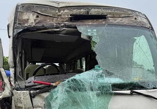 সড়ক দুর্ঘটনার কবলে ইবির শিক্ষকবাহী বাস