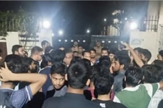 হলে ছাত্ররাজনীতি নিষিদ্ধের দাবিতে এবার জাহাঙ্গীরনগরে বিক্ষোভ