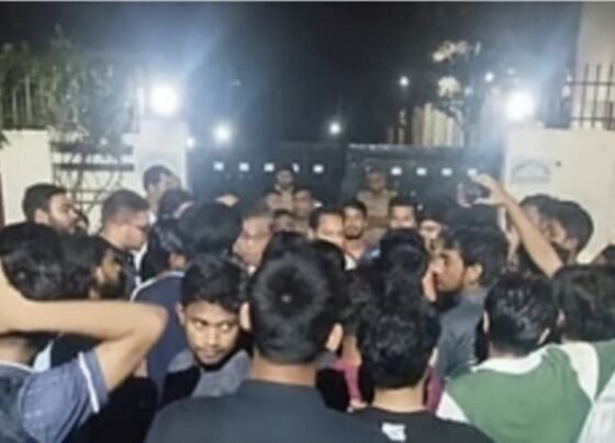 হলে ছাত্ররাজনীতি নিষিদ্ধের দাবিতে এবার জাহাঙ্গীরনগরে বিক্ষোভ