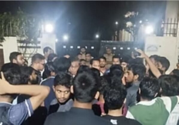 হলে ছাত্ররাজনীতি নিষিদ্ধের দাবিতে এবার জাহাঙ্গীরনগরে বিক্ষোভ