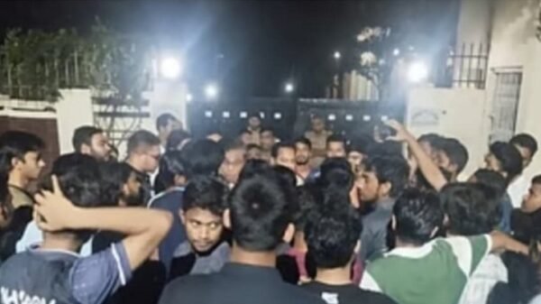 হলে ছাত্ররাজনীতি নিষিদ্ধের দাবিতে এবার জাহাঙ্গীরনগরে বিক্ষোভ