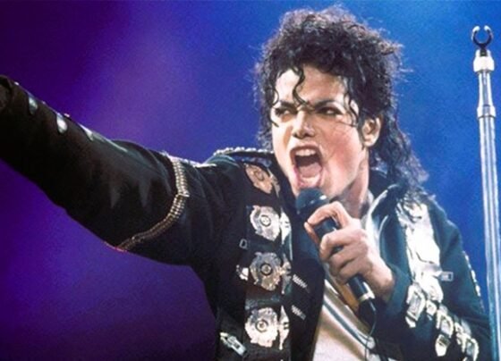 মাইকেল জ্যাকসনের মোজার দাম ১০ লাখ টাকা